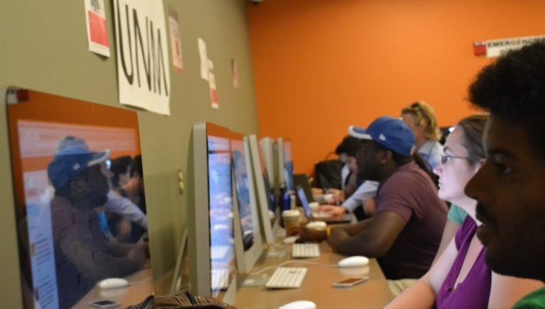 Journalism students host congressional debate via Twitter