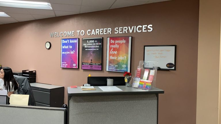 Graduating college seniors urged to hunt for jobs