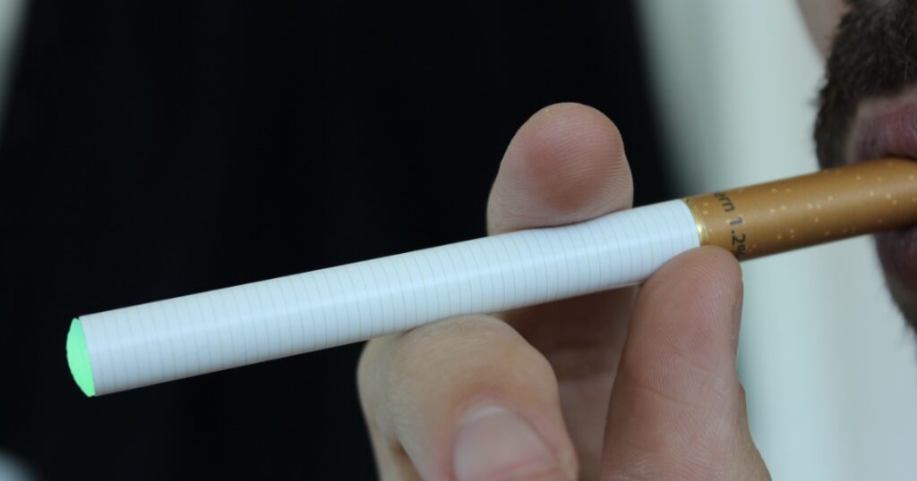 Vape that appears to look like a cigarette 